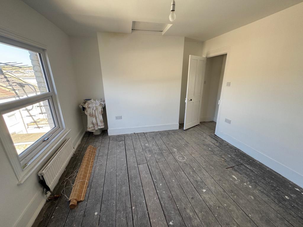 Lot: 120 - FOUR STOREY HOUSE FOR IMPROVEMENT - Bedroom 3